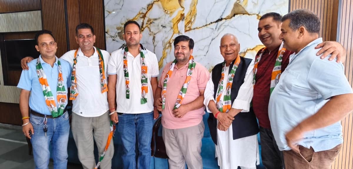 विधायक किशोरी लाल की उपस्थिति में कांग्रेस में शामिल हुए खड़ानाल के अजीत गुलेरिया। -स्रोत : पार
