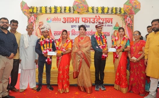 आभा फाउंडेशन की ओर से चांदपुर क्षेत्र के जलीलुपर में आयोजित विवाह समारोह में विवाहित जोड़े को आ