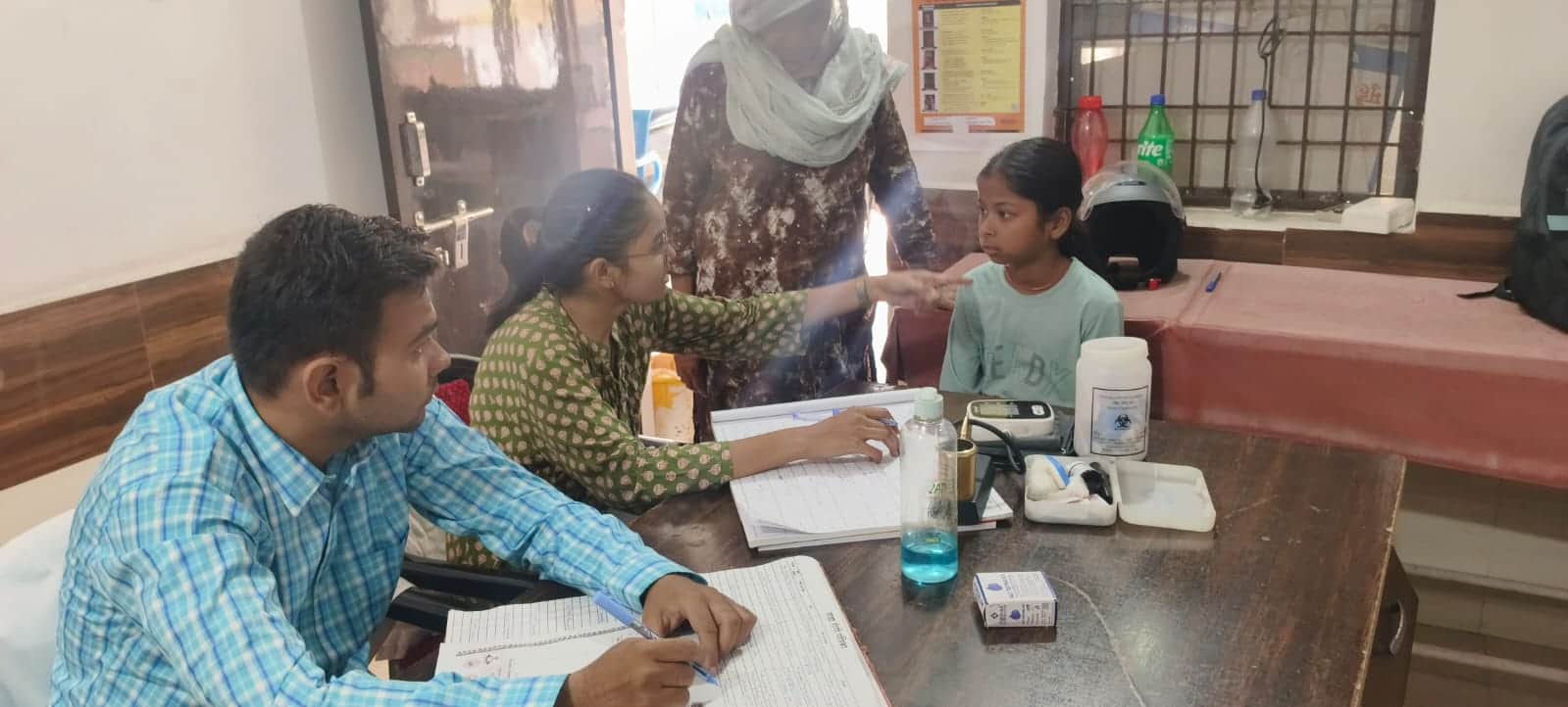 आजाद नगर स्थित नगरीय प्राथमिक स्वास्थ्य केंद्र में मरीज का उपचार करते डॉक्टर। संवाद