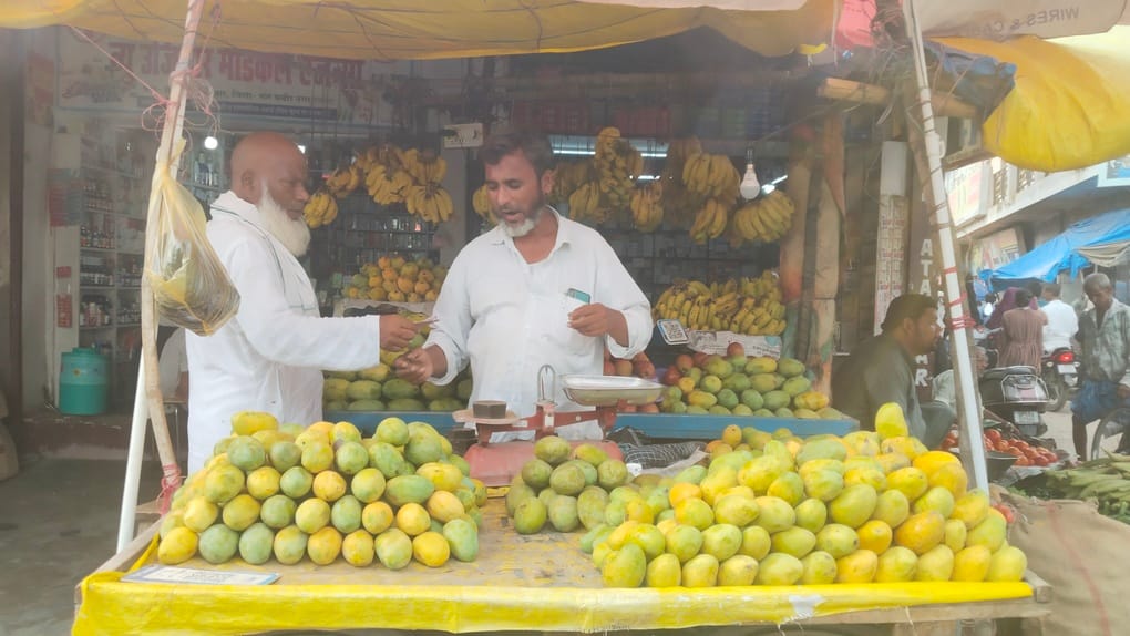 Mango prices rose due to rain and reduced arrivals.
