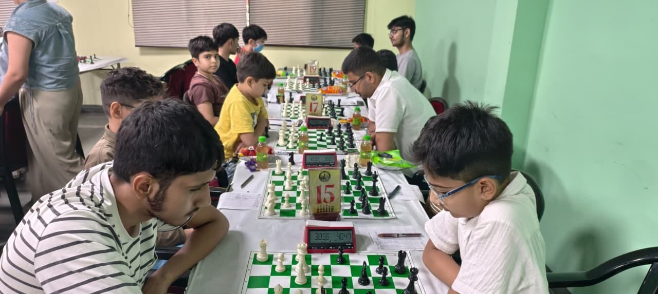 अंबाला सिटी के पुलिस डीएवी पब्लिक स्कूल में शतरंज में हाथ आजमाते खिलाड़ी। प्रवक्ता