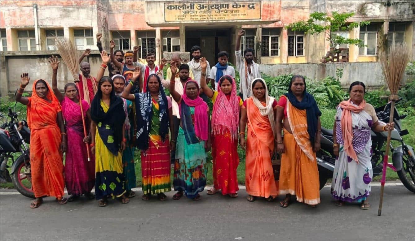 अनपरा तापीय परियोजना की आवासीय परिसर में विरोध प्रदर्शन करते  सफाई कर्मी। स्रोत स्वयं