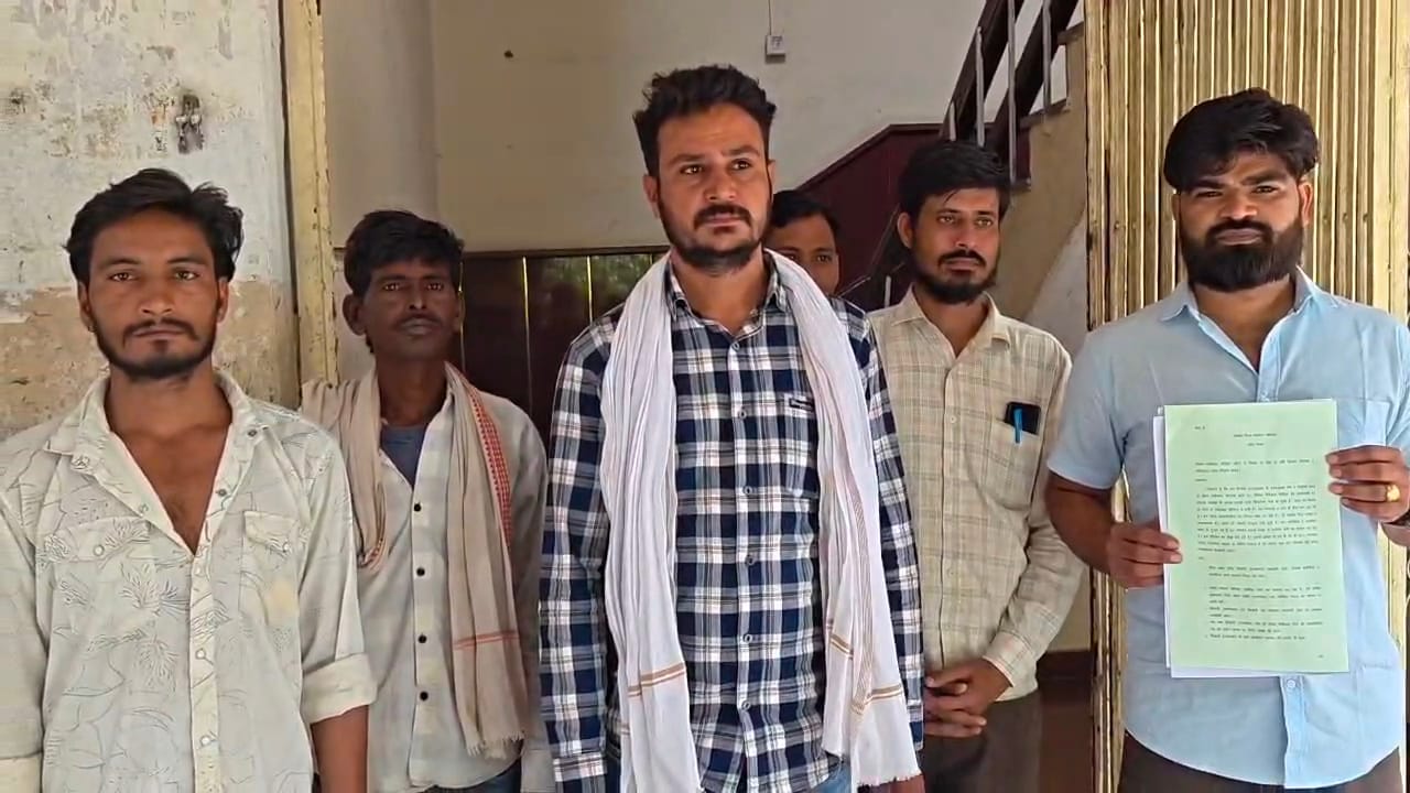 जिला कलेक्टर को सौंपा ज्ञापन