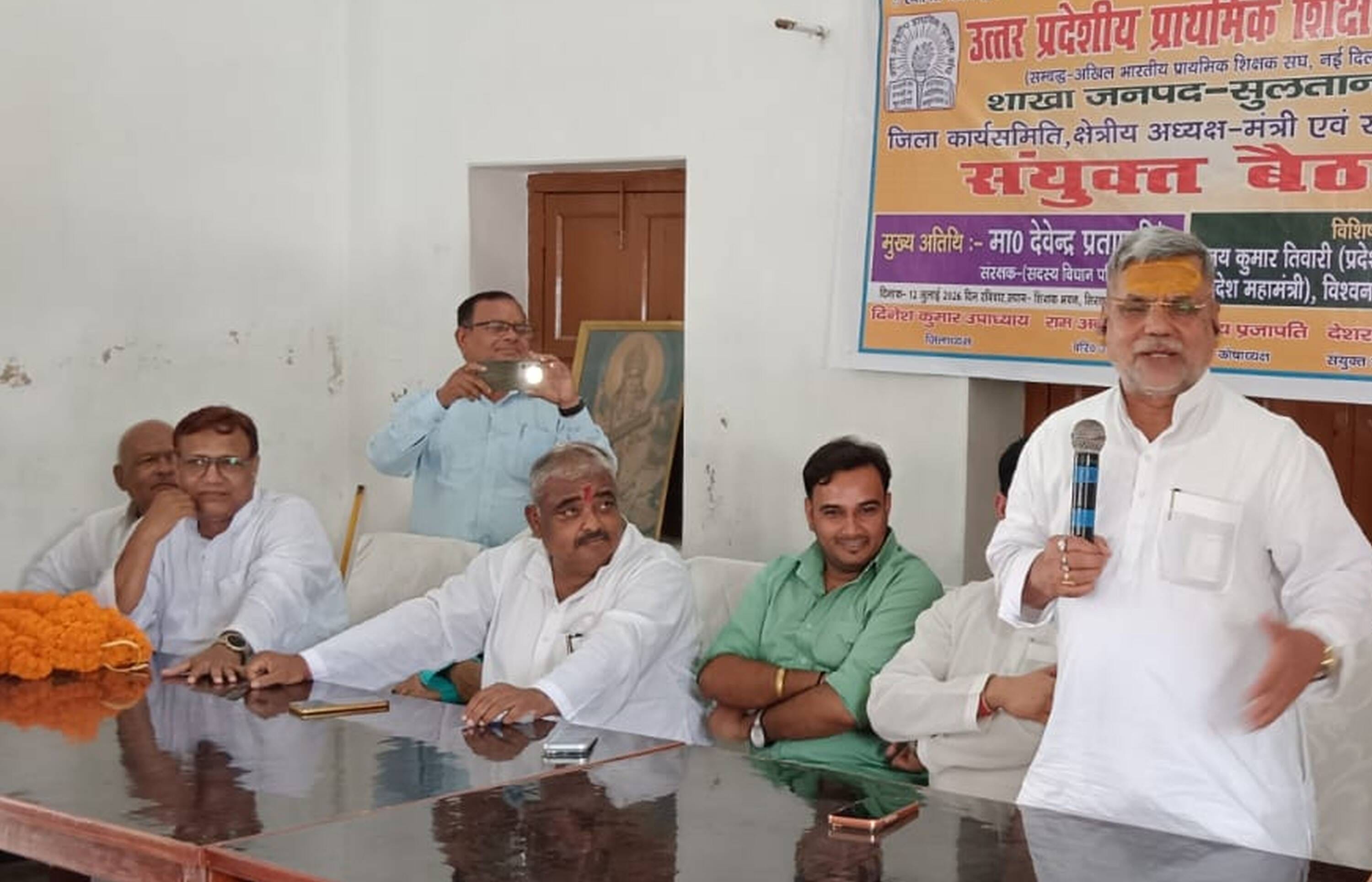 अध्यापक भवन में शिक्षकों को संबोधित करते एमएलसी देवेंद्र प्रताप सिंह। स्रोत- संगठन