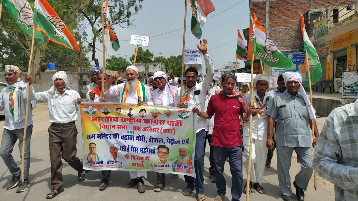 Congress members staged a protest against inflation and unemployment.