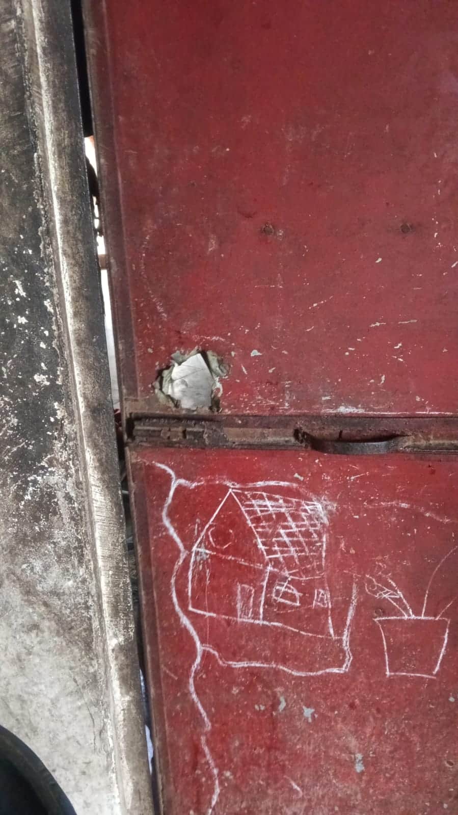 अवाहदेवी कस्बे में चोरों ने काटा लोहे का दरवाजा। संवाद