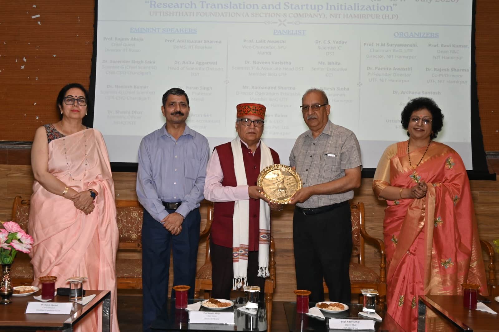 भारतीय प्रौद्योगिकी संस्थान (आईआईटी) रोपड़ के प्रोफेसर आहूजा  को स्मृति चिन्ह भेंट करते एनआईटी 