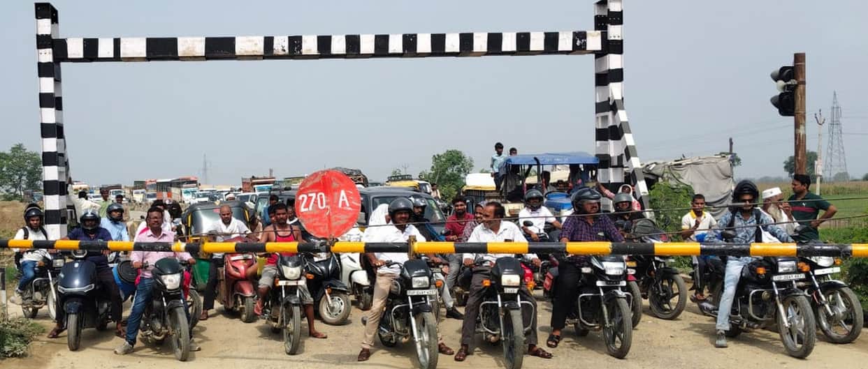 Truck driver breaks railway crossing boom; traffic jam ensues.