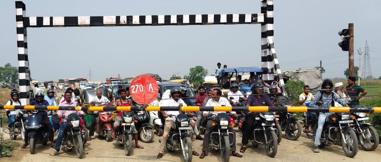 Truck driver breaks railway crossing boom; traffic jam ensues.
