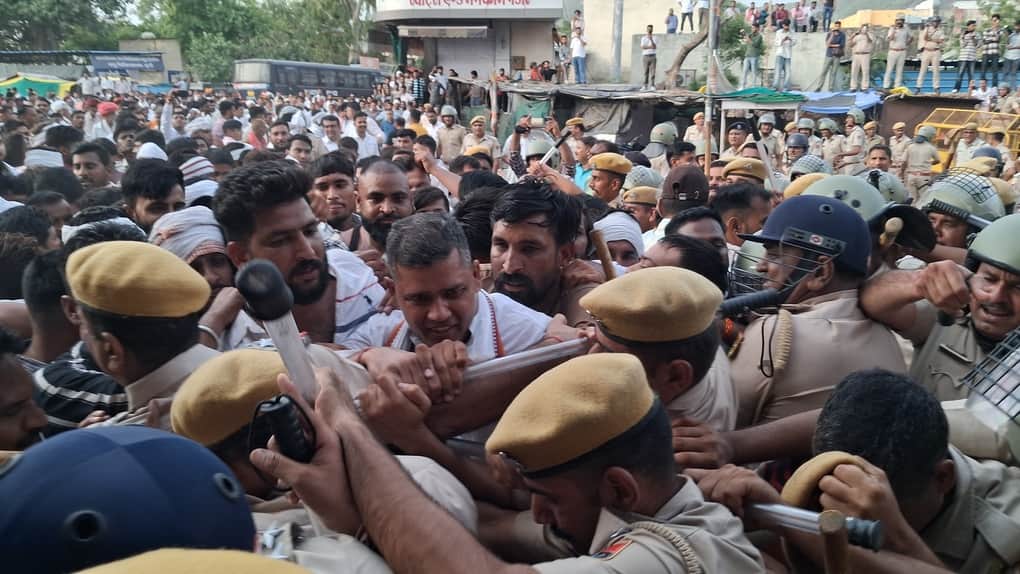 Political Showdown in Bundi: Ashok Chandna Detained, Water Cannons Used During Congress Protest
