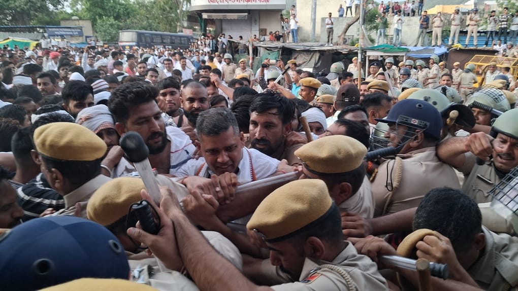 पुलिस-कार्यकर्ताओं की भिड़ंत, कई पुलिसकर्मी भी हुए चोटिल