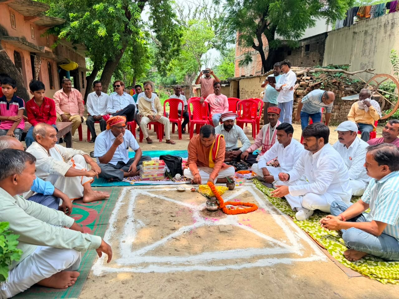 बदलापुर कस्बे के वार्ड नंबर 11 में सीसी रोड के निर्माण हेतु भूमि पूजन करते नगर पंचायत अध्यक्ष प