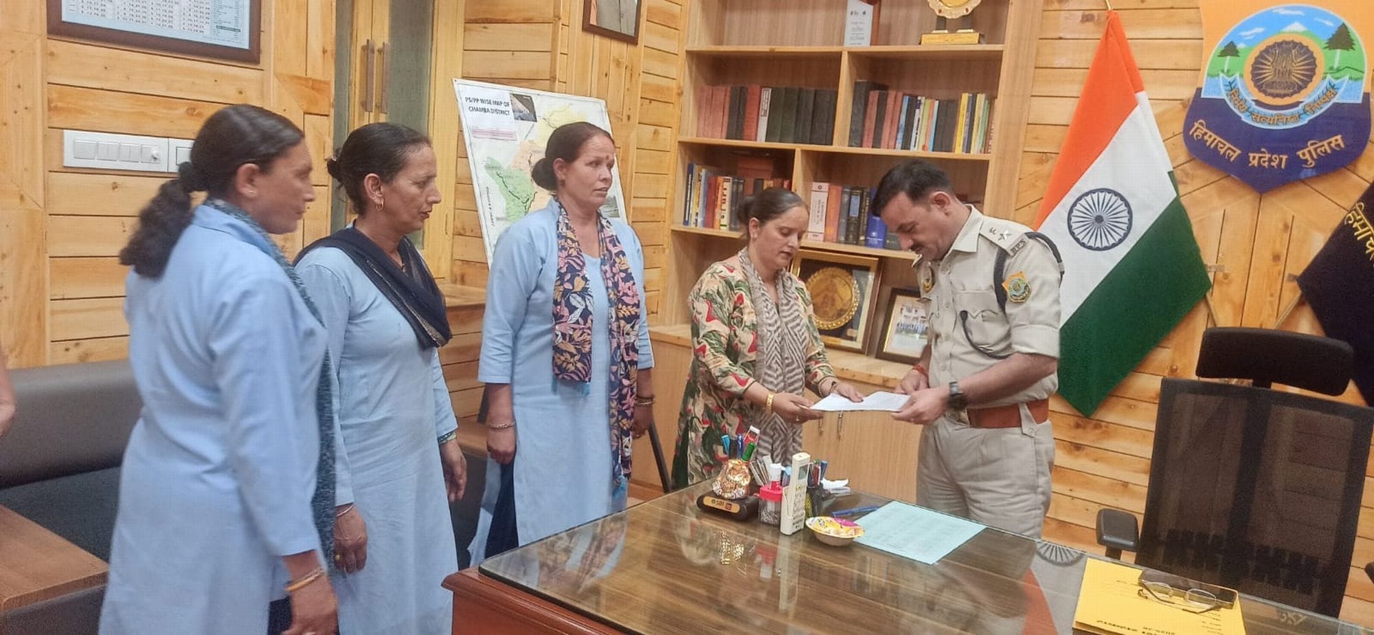 चंबा एसपी को ज्ञापन सौंपती सफाई कर्मचारी।संवाद
