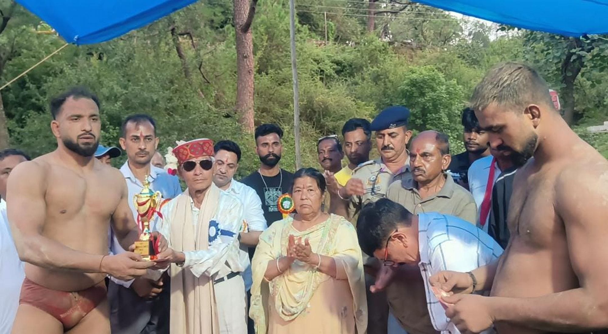 चंबा के बकलोह बंबधारा में छिंज मेले के बाद पहलवानों को सम्मानित करते मुख्यतिथि।स्रोत जागरूक पा