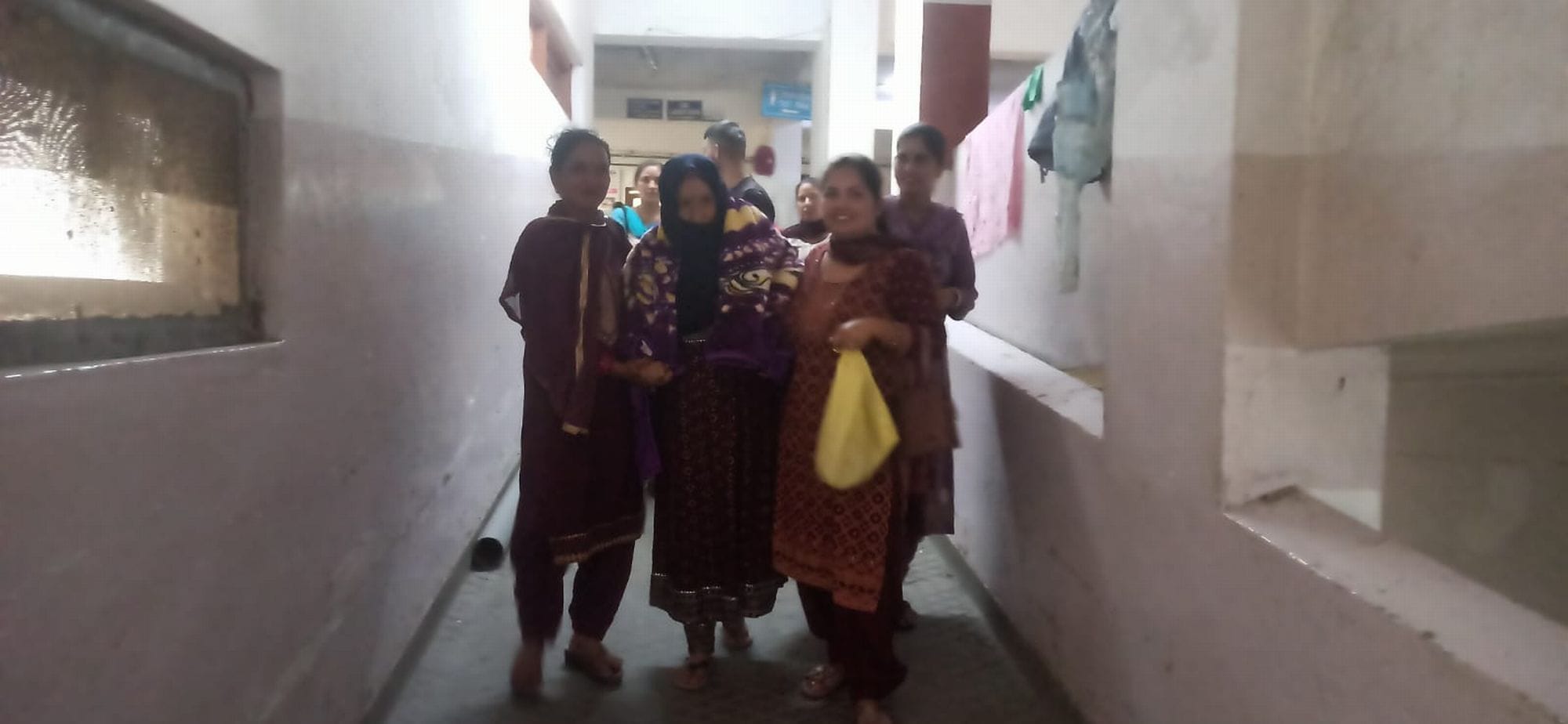 चंबा मेडिकल कॉलेज में लिफ्ट खराब होने के चलते रेंप के रास्ते मरीज को लेकर जाते परिजन।संवादलाइ