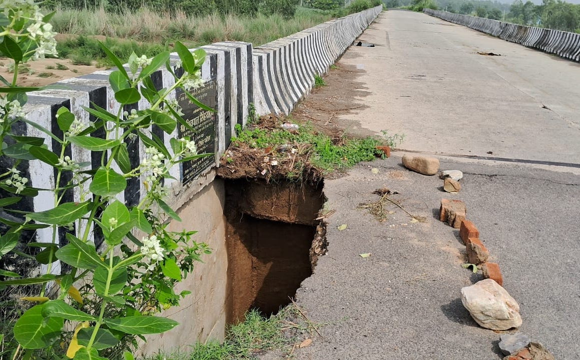The approach road of the Malan river bridge caved in.
