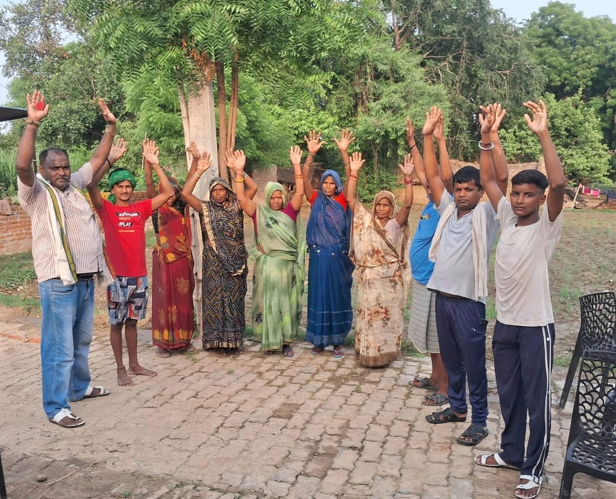 भदोही: बिजली का नामोनिशान नहीं पर बिलों की बरसात, आक्रोशित ग्रामीणों ने विभाग के खिलाफ किया प्रदर्शन
