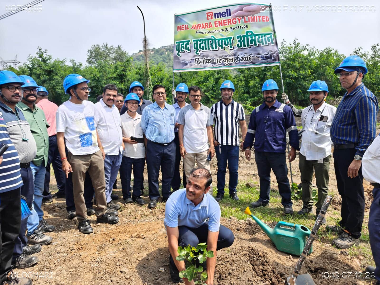 एमईआईएल अनपरा परियोजना परिसर में पौधरोपण करते अधिकारी। स्रोत संस्थान