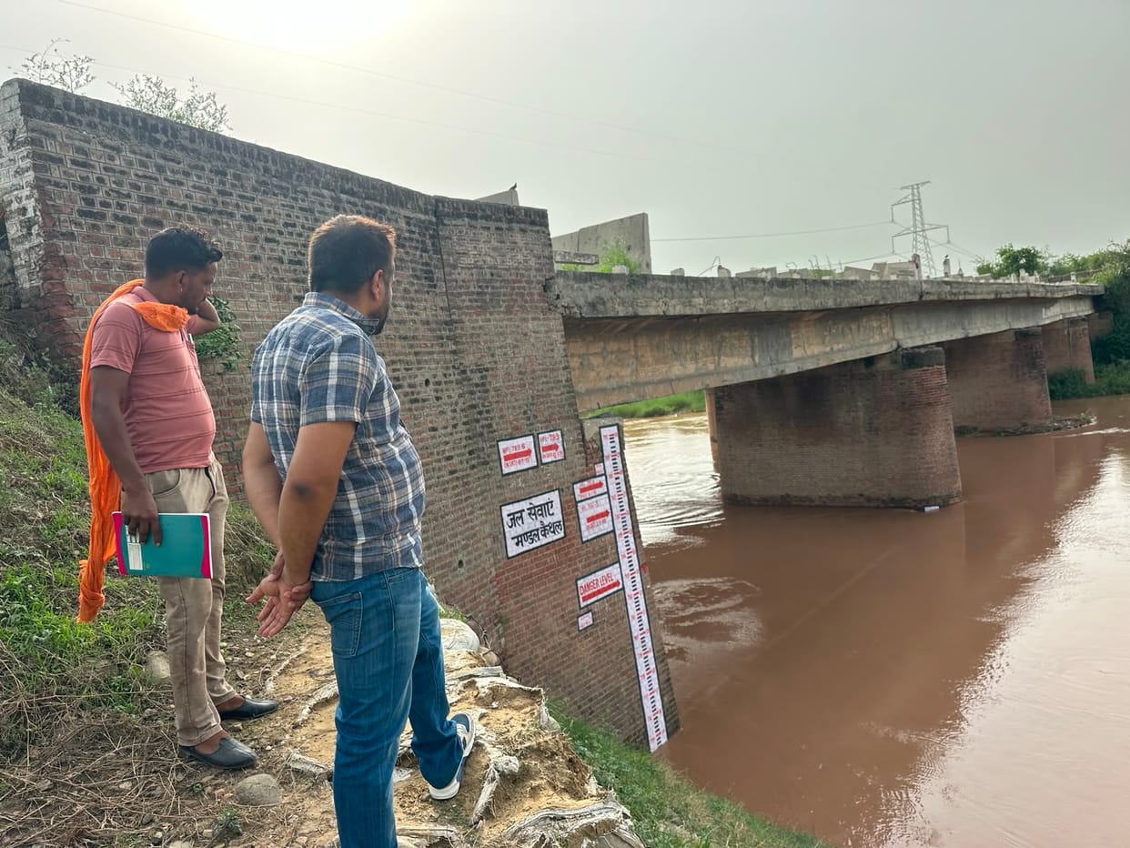 The SDM inspected the Ghaggar-Tatyana gauge and flood-prone areas.