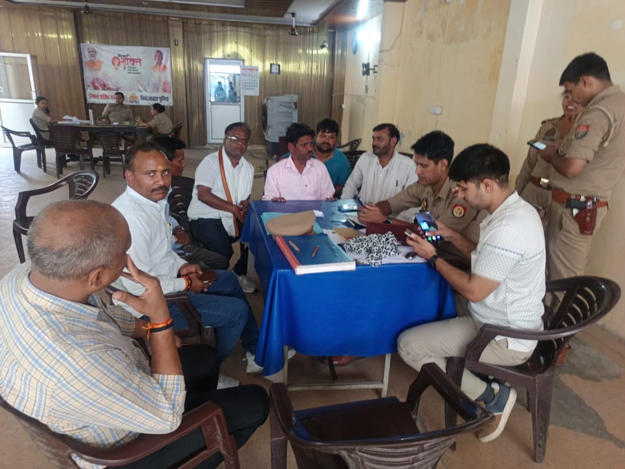 BJP members visited the police station to protest against objectionable remarks made about public representatives.