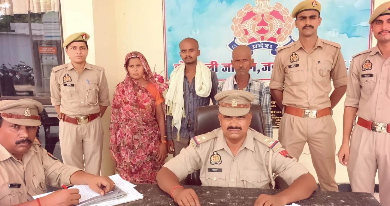 फोटो -04 दहेज हत्या के मामले में गिरफ्तार आरोपी पति, सास और ससुर को न्यायालय ले जाती पुलिस टीम।