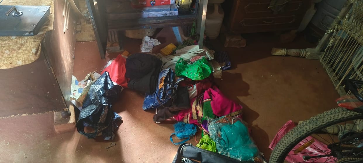 Miscreants removed the tin shed, broke the grille, and made off with jewelry worth lakhs.