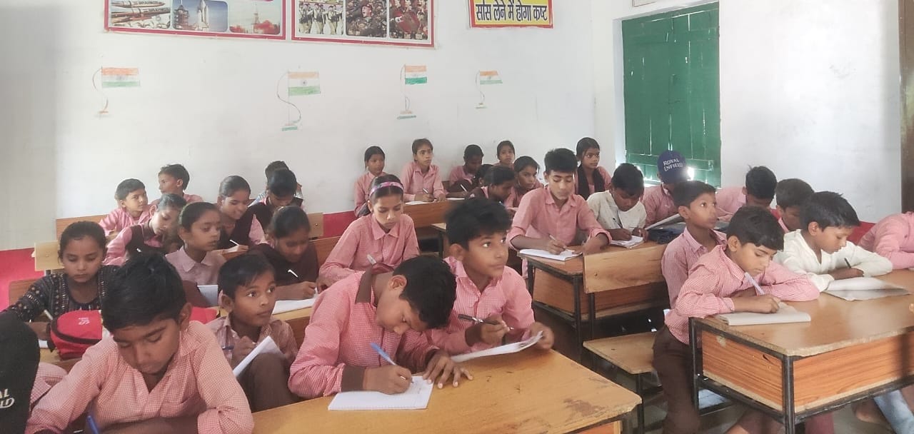 परिषदीय विद्यालय में पढ़ाई करते विद्यार्थी। (सांकेतिक)
