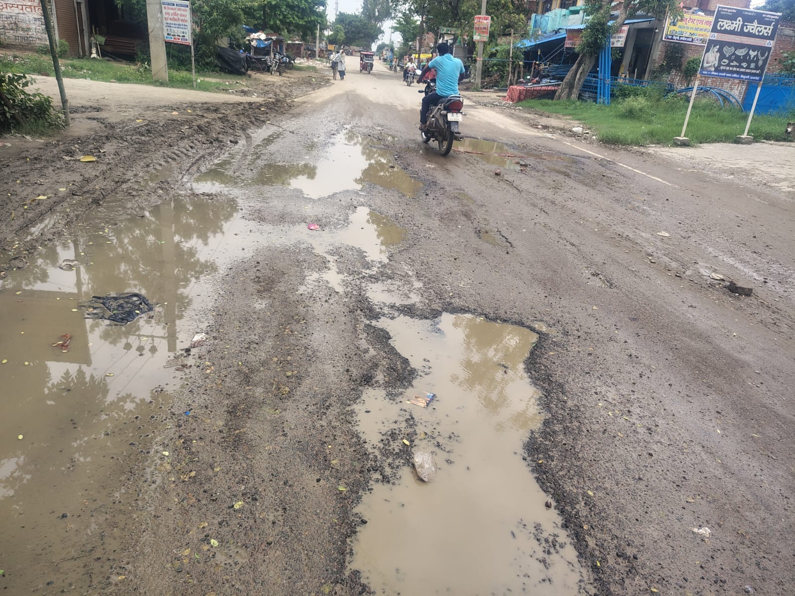 फोटो 18: अतरौली संडीला मार्ग पर ढिकुन्नी पुलिया के पास क्षतिग्रस्त सड़क। संवाद