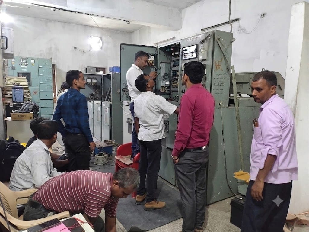फोटो-28- विद्युत उपकेंद्र मन्नापुरवा पर पैनल की मरम्मत करते बिजली कर्मी। स्रोत वितरण निगम