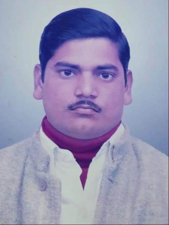Maurang trader dies after falling from roof upon being threatened by a monkey.