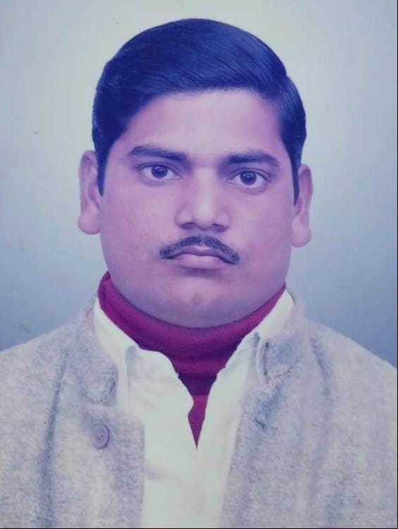 Maurang trader dies after falling from roof upon being threatened by a monkey.