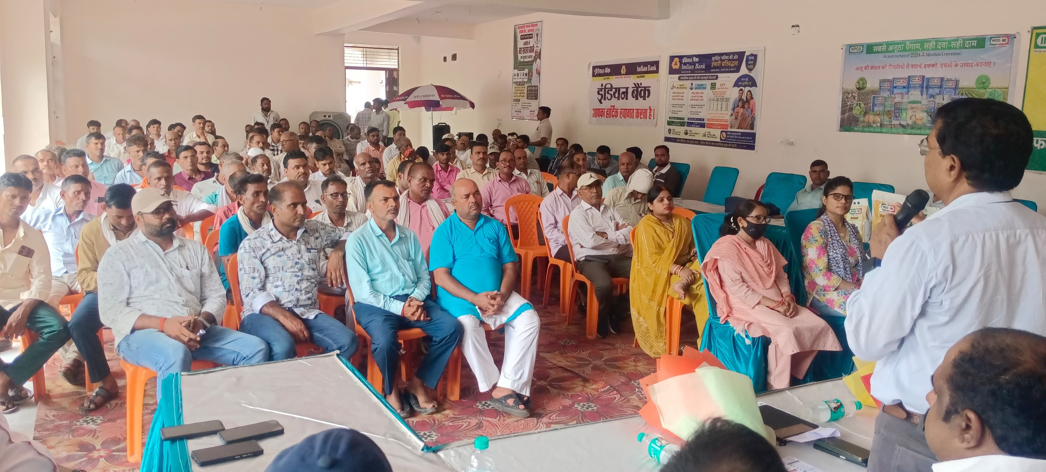फोटो-5-बलरामपुर गन्ना समिति में मौजूद किसान ।-संवाद