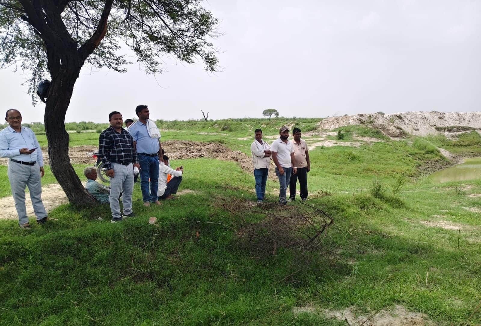 फोटो 51 - गंजडुंडवारा क्षेत्र में गंगा तटीय इलाकों का निरीक्षण करते खंड विकास अधिकारी। स्रोत : 