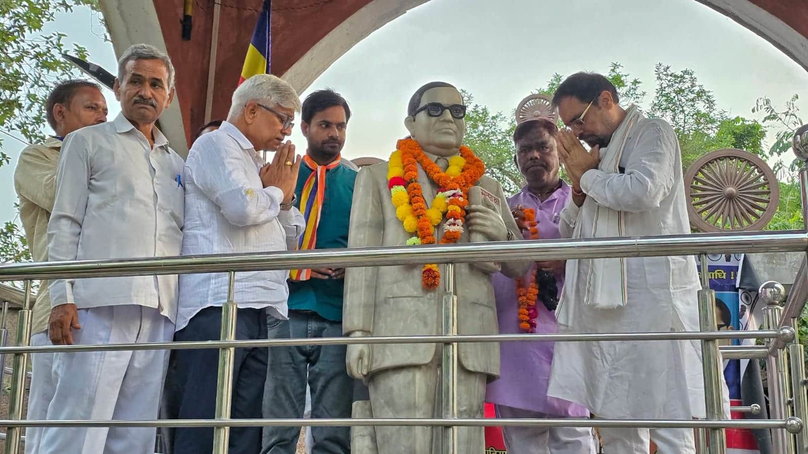 फोटो- डॉ. भीमराव आंबेडकर की प्रतिमा के समक्ष मौजूद राजेंद्र पाल व अन्य। स्रोत: कांग्रेस