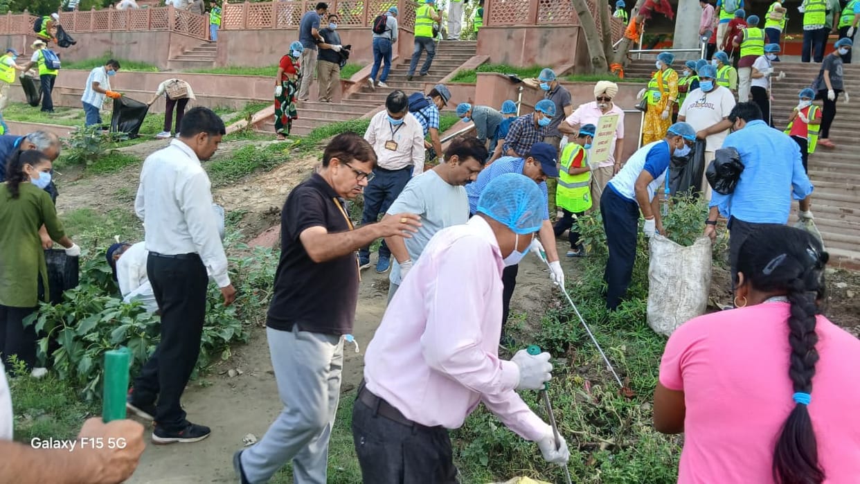 350 volunteers spreading message of cleanliness land of Braj