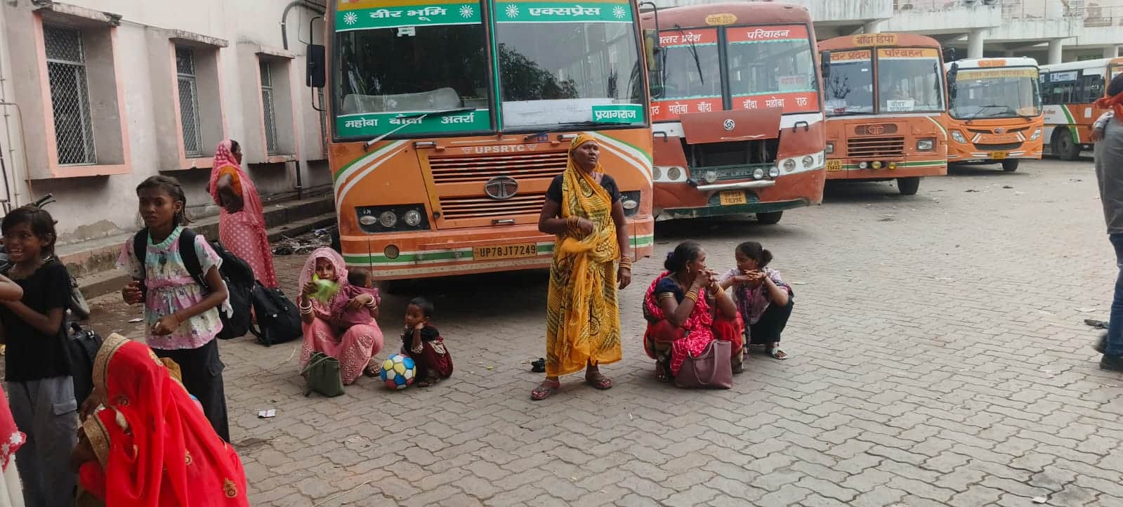 फोटो-उमस भरी गर्मी से बदहाल राहगीर। ब्यूरो