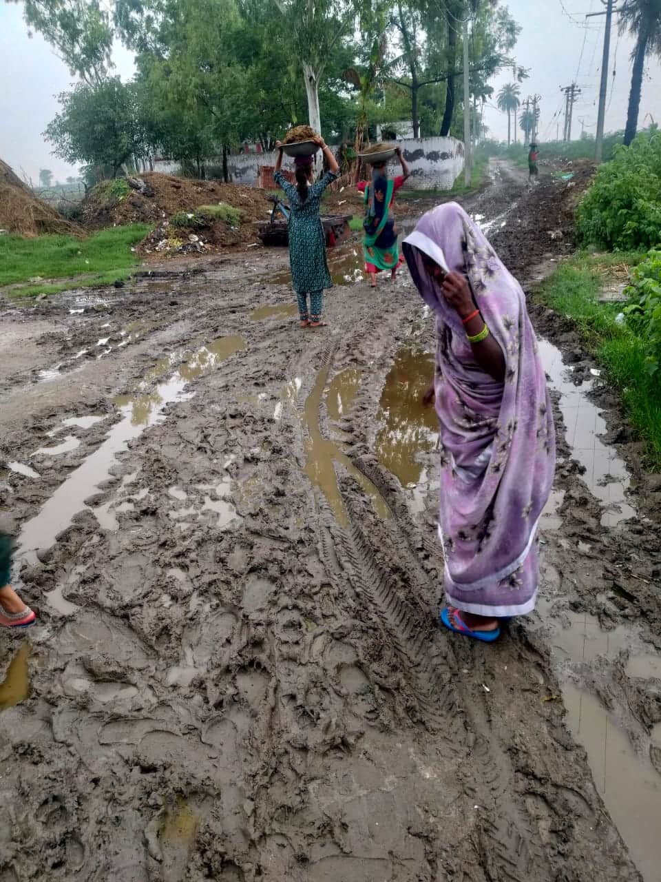 kasganj news water loadging school way