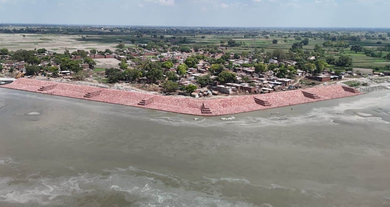 फोटो21बरौना में पत्थरों से बनाया गया बांध जो गांव को कटान से देगा सुरक्षा। स्रोत संवाद