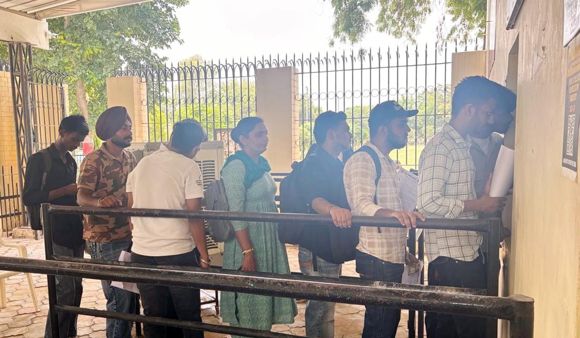 फतेहाबाद। एमएम कॉलेज में दाखिले के लिए लाइन में लगे विद्यार्थीस्त्रोत कॉलेज प्रशासन