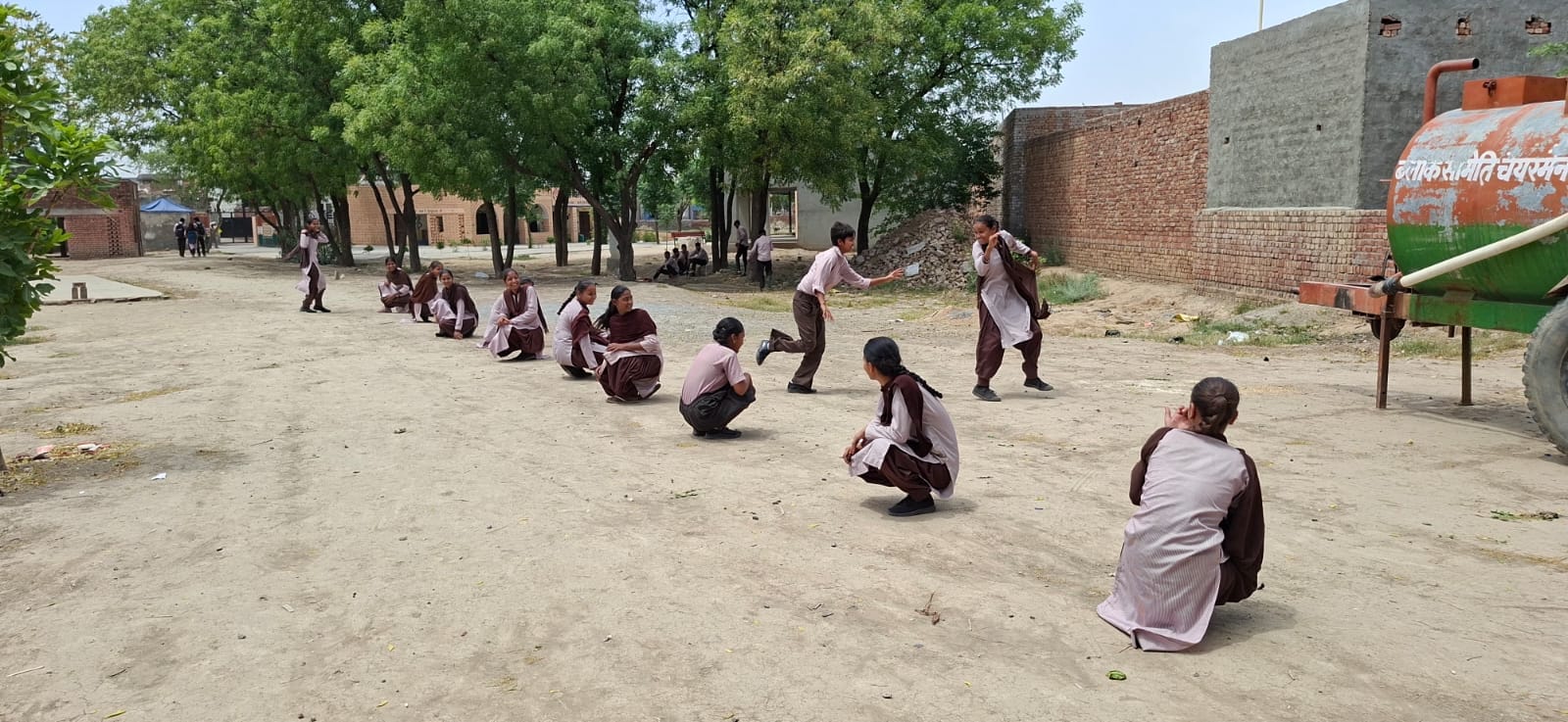 फतेहाबाद। जिले के गांव नूरकी अहली के सरकारी स्कूल में खेलते बच्चे। लाइब्रेरी