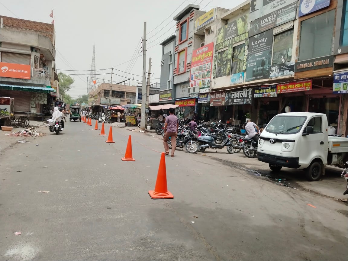 Disciplined lines formed on the road, traffic arrangements on Thana Road changed the movement of vehicles