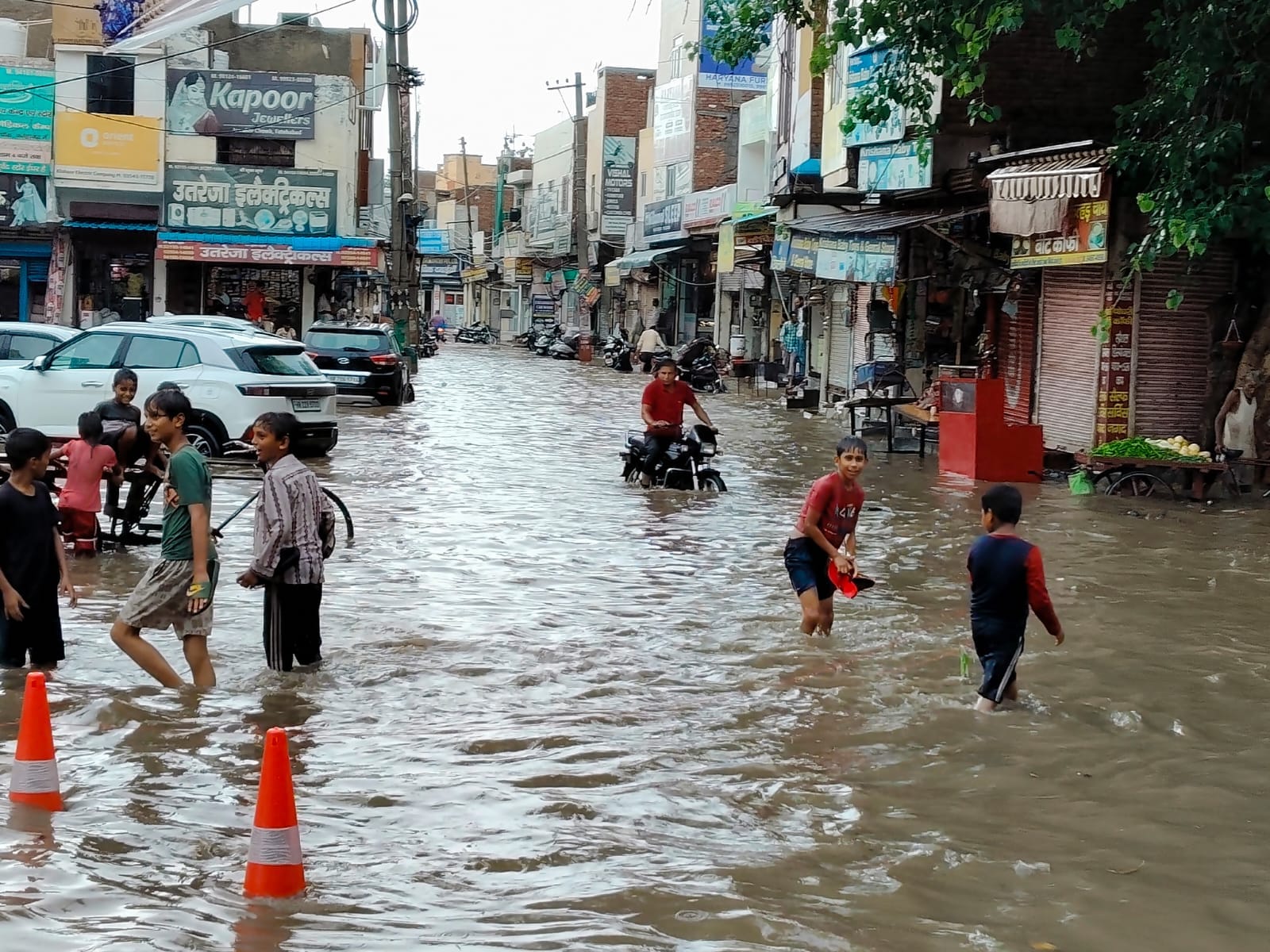 फतेहाबाद के जवाहर चौक में जलभराव के बीच खेलते हुए बच्चे