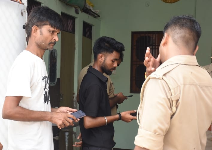 Fraudsters caught in Varanasi had shifted trainees to lucknow 21 people rescued scam ring busted