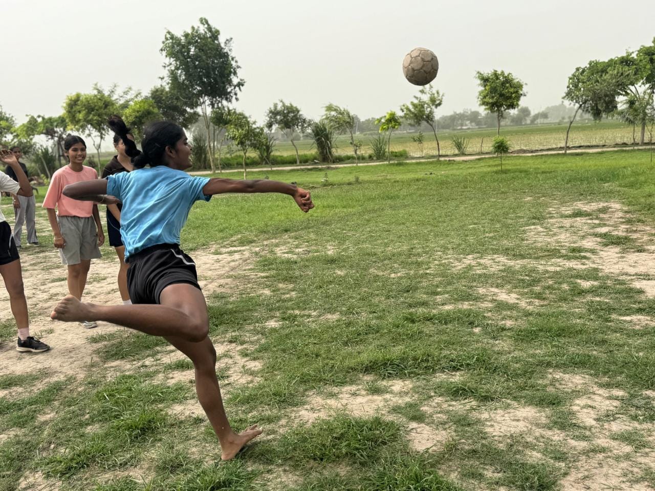 गुमटसर स्पोर्ट्स टैलेंट लाइव ट्रस्ट की ओर से अकादमी परिसर में आयोजित खेल प्रतियोगिता में भाग ले