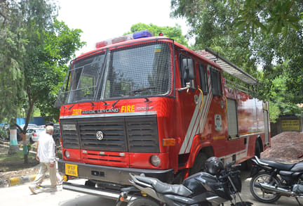 Threat to blow up Collectorate with a bomb; search operation lasted two hours.