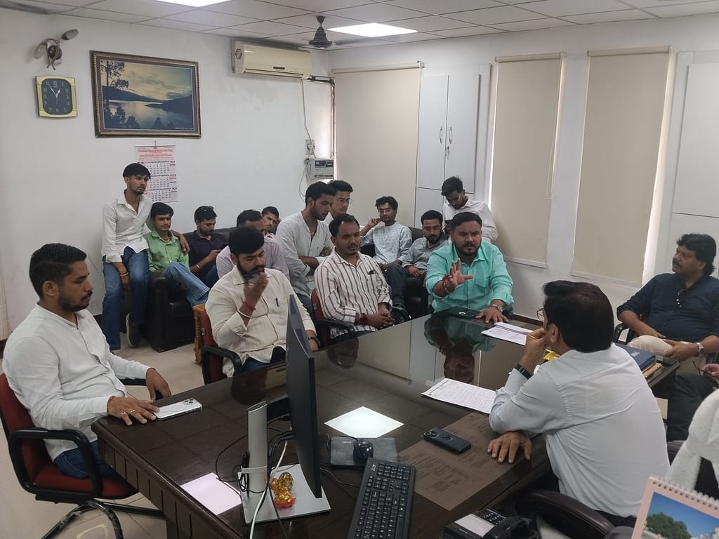 गढ़वाल विवि के कुलसचिव का घेराव करते छात्र---संवाद