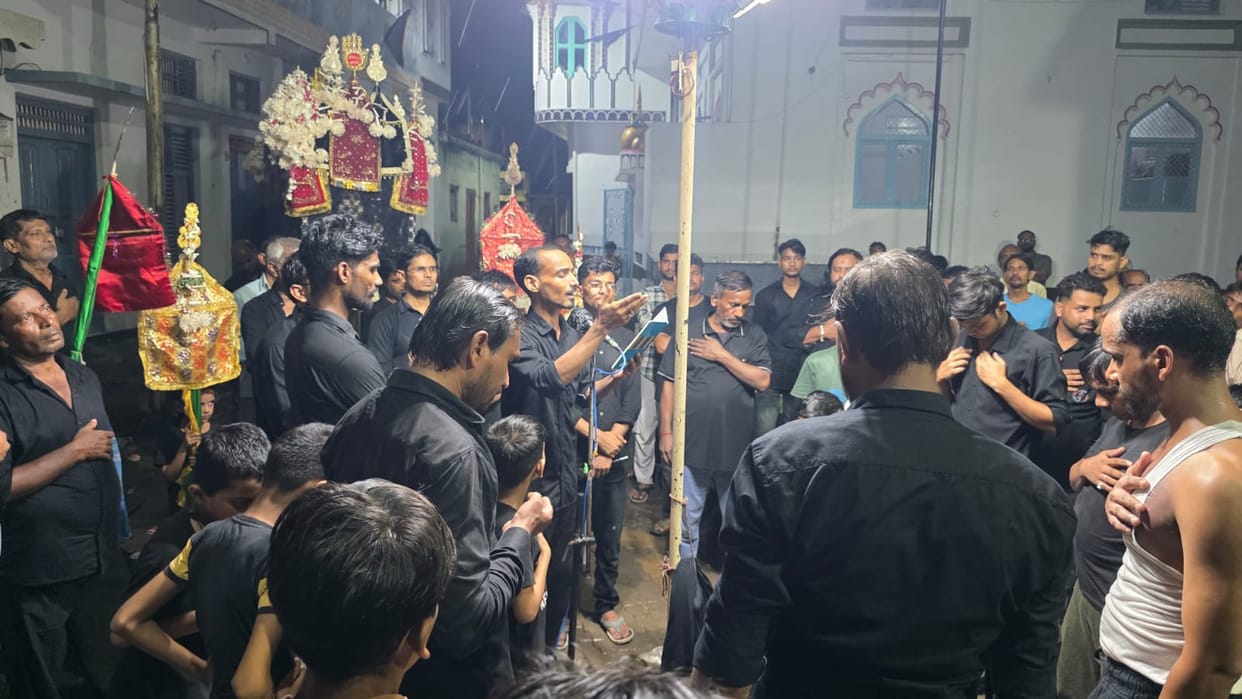 The Anjumans took out a procession of the coffin.