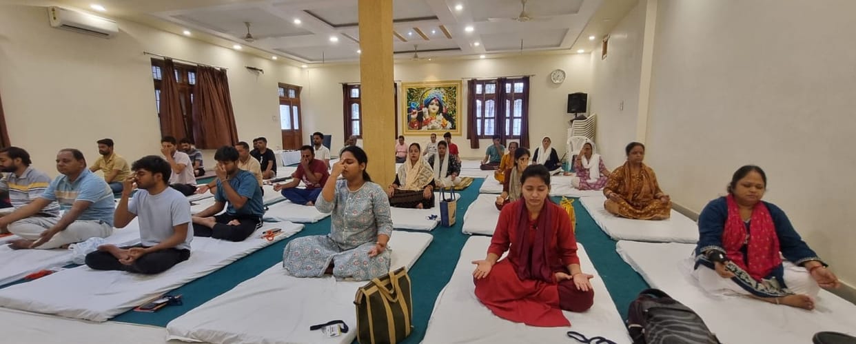 40 people learned ways to stay happy through Sudarshan Kriya.