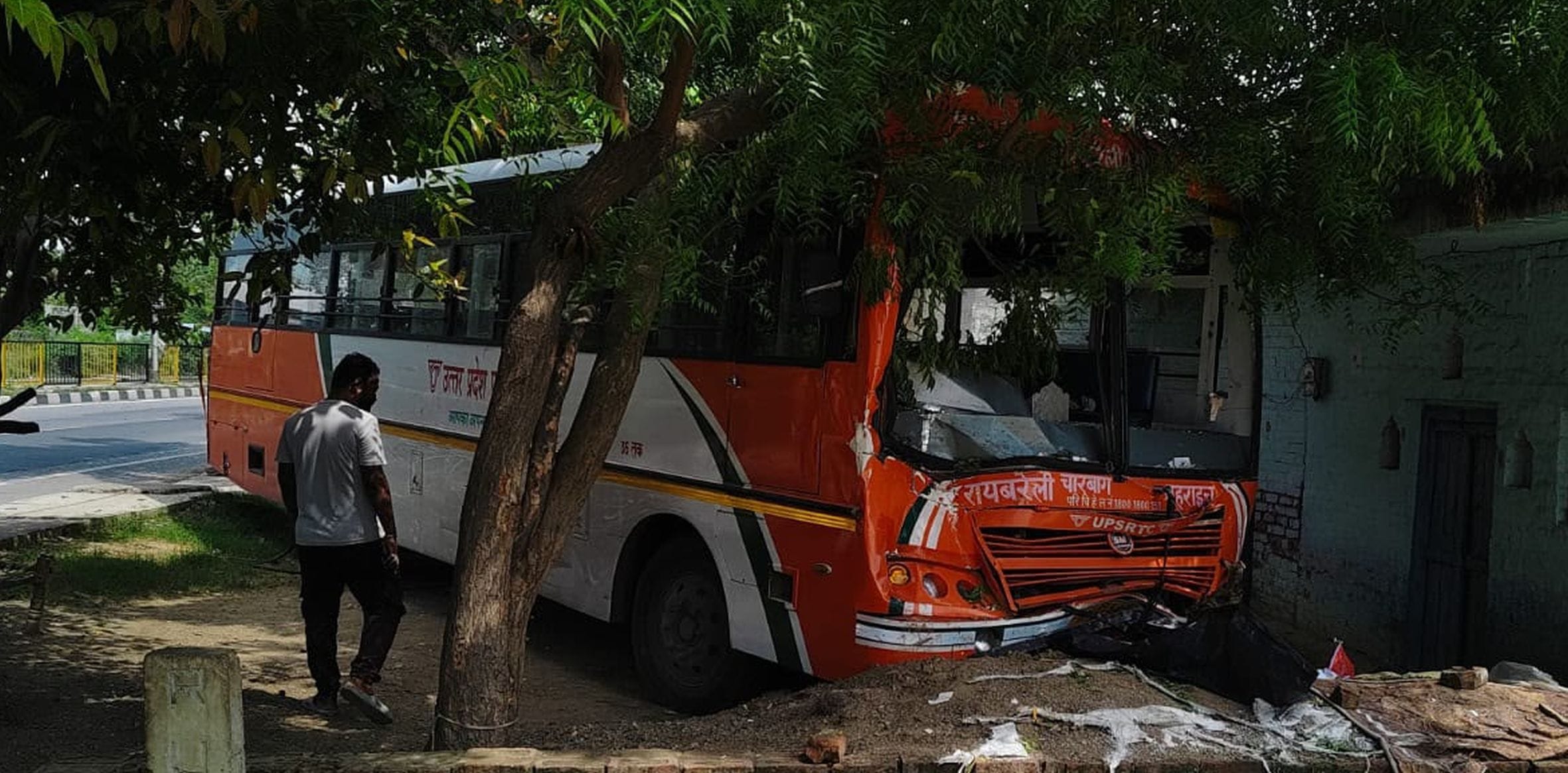 हरचंदपुर थाना क्षेत्र में हादसे में टैंकर की टक्क्र से क्षतिग्रस्त हुई रोडवेज डिपो की बस। 