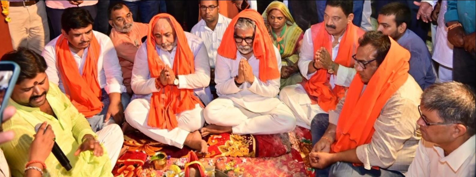 जिला अस्पताल में क्रिटिकल केयर यूनिट के लिए भूमि पूजन करते परिवहन मंत्री दयाशंकर सिंह साथ में अ